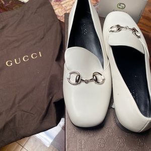 Flat leather Gucci shoes